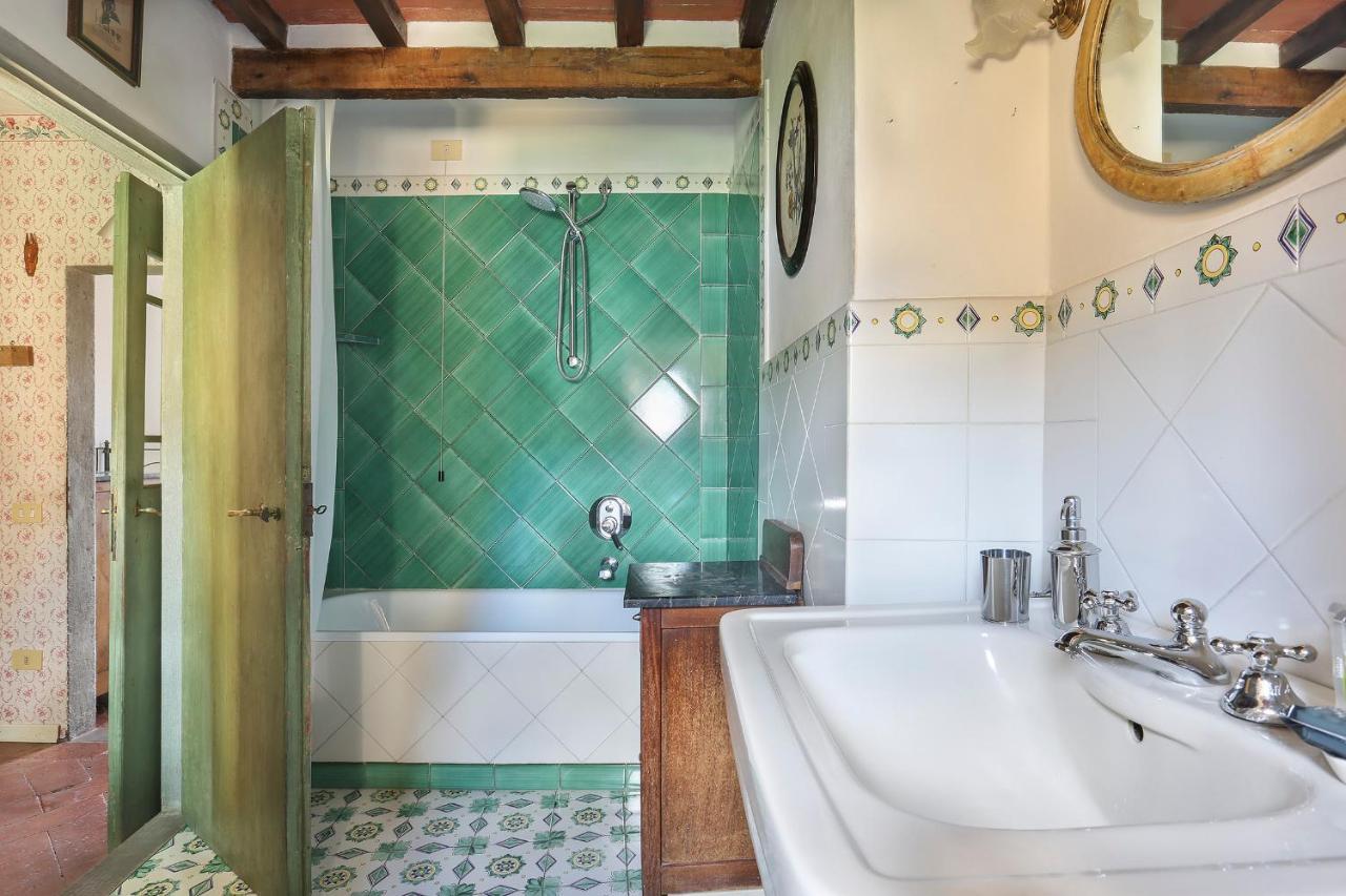A Postcard View In A Vintage Appartamento *