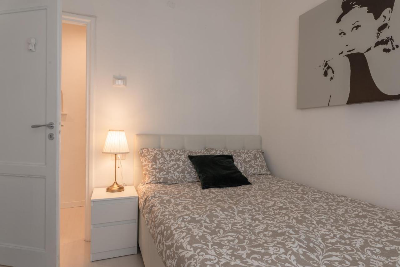 Gallery Art In San Frediano Apartment *