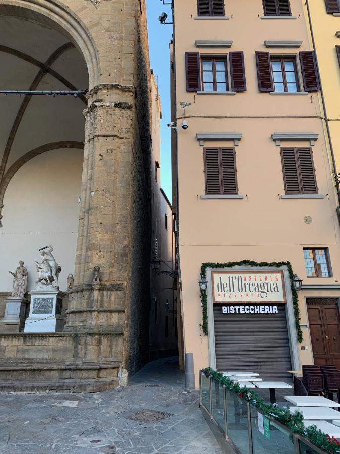Apartment Signoria With Patio Florence