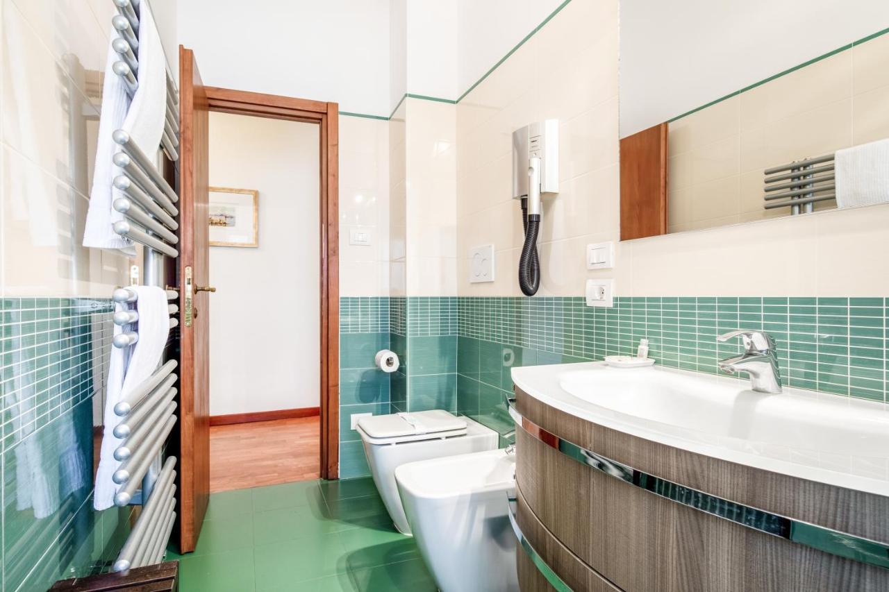 Guesthost - Elegant Ponte Vecchio Apartment Florence