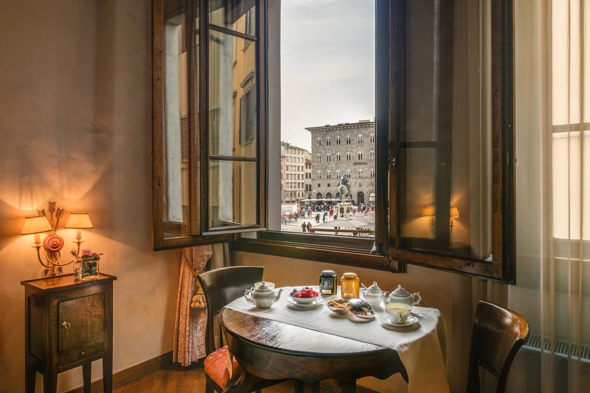 Bed & Breakfast Residenza D'epoca In Piazza Della Signoria 2*