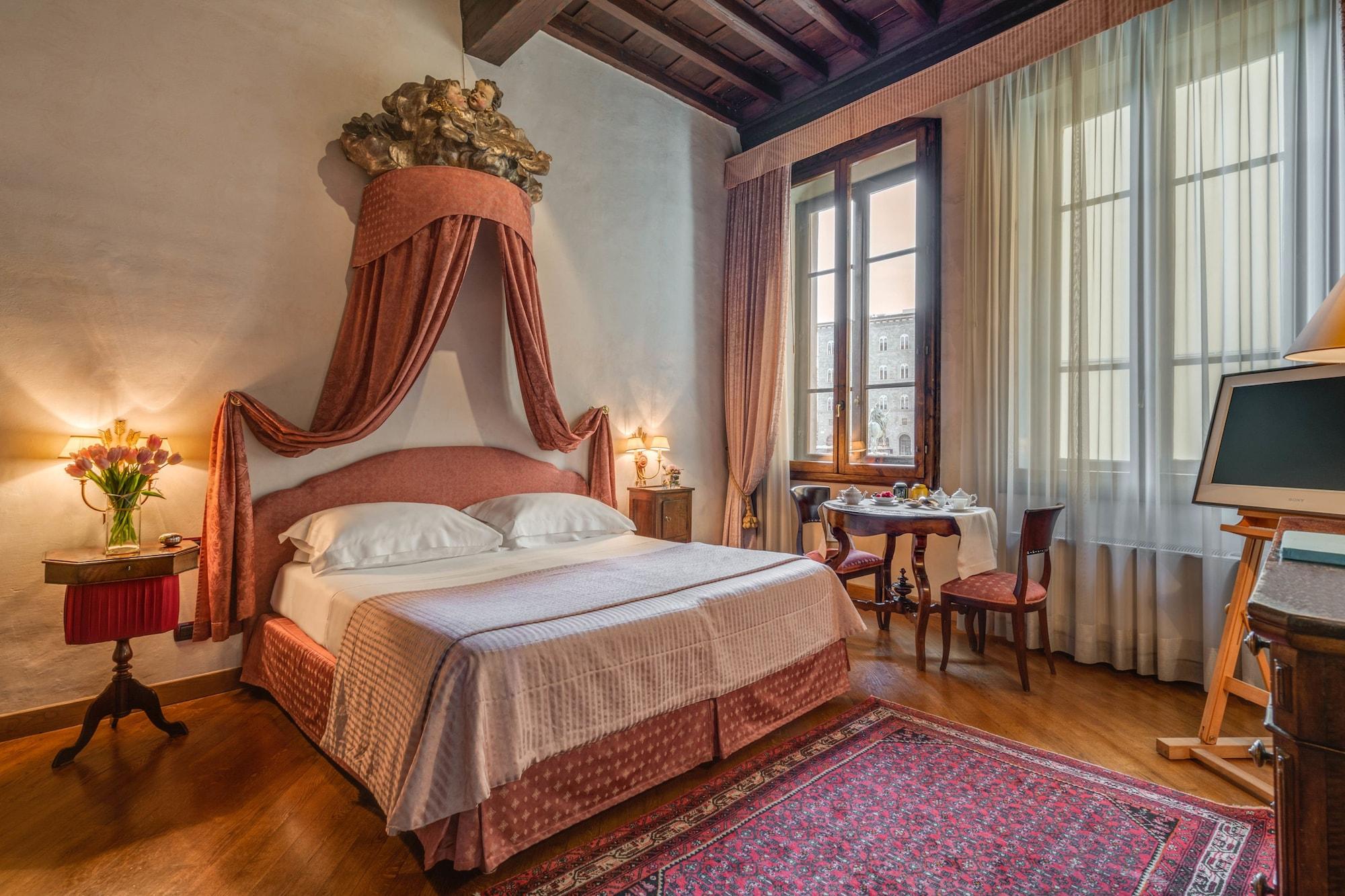 Bed & Breakfast Residenza D'epoca In Piazza Della Signoria 2*