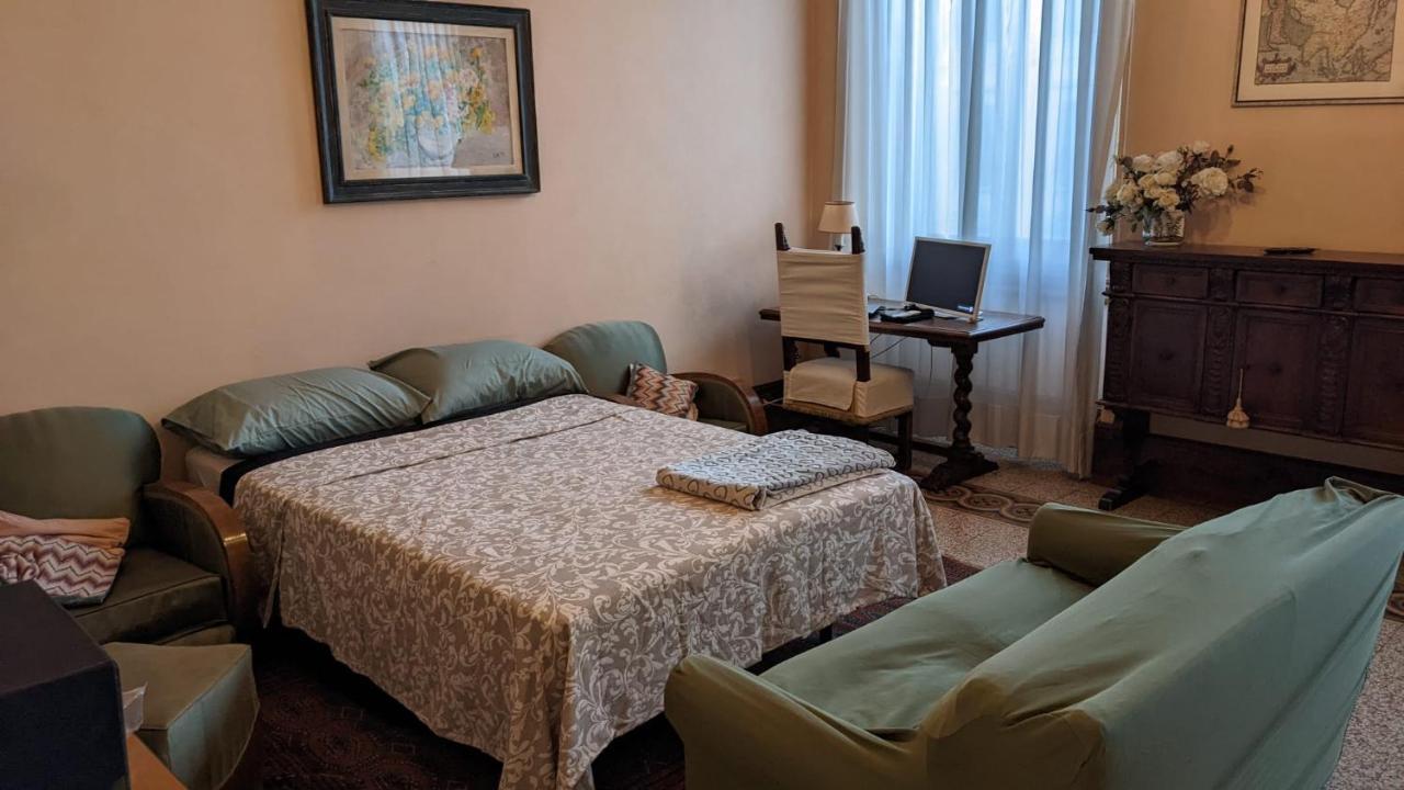 Guest house Double Bedroom In Beautiful 30's Style Florence