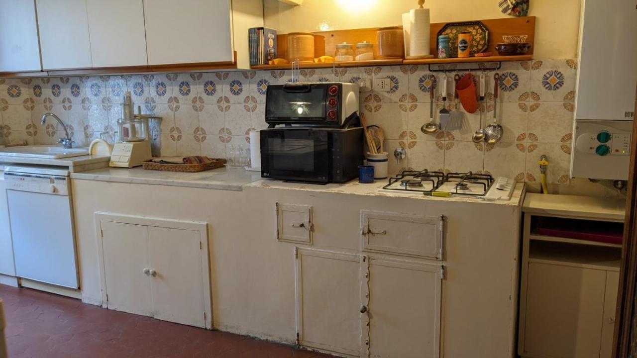 Double Bedroom In Beautiful 30's Style Guest house