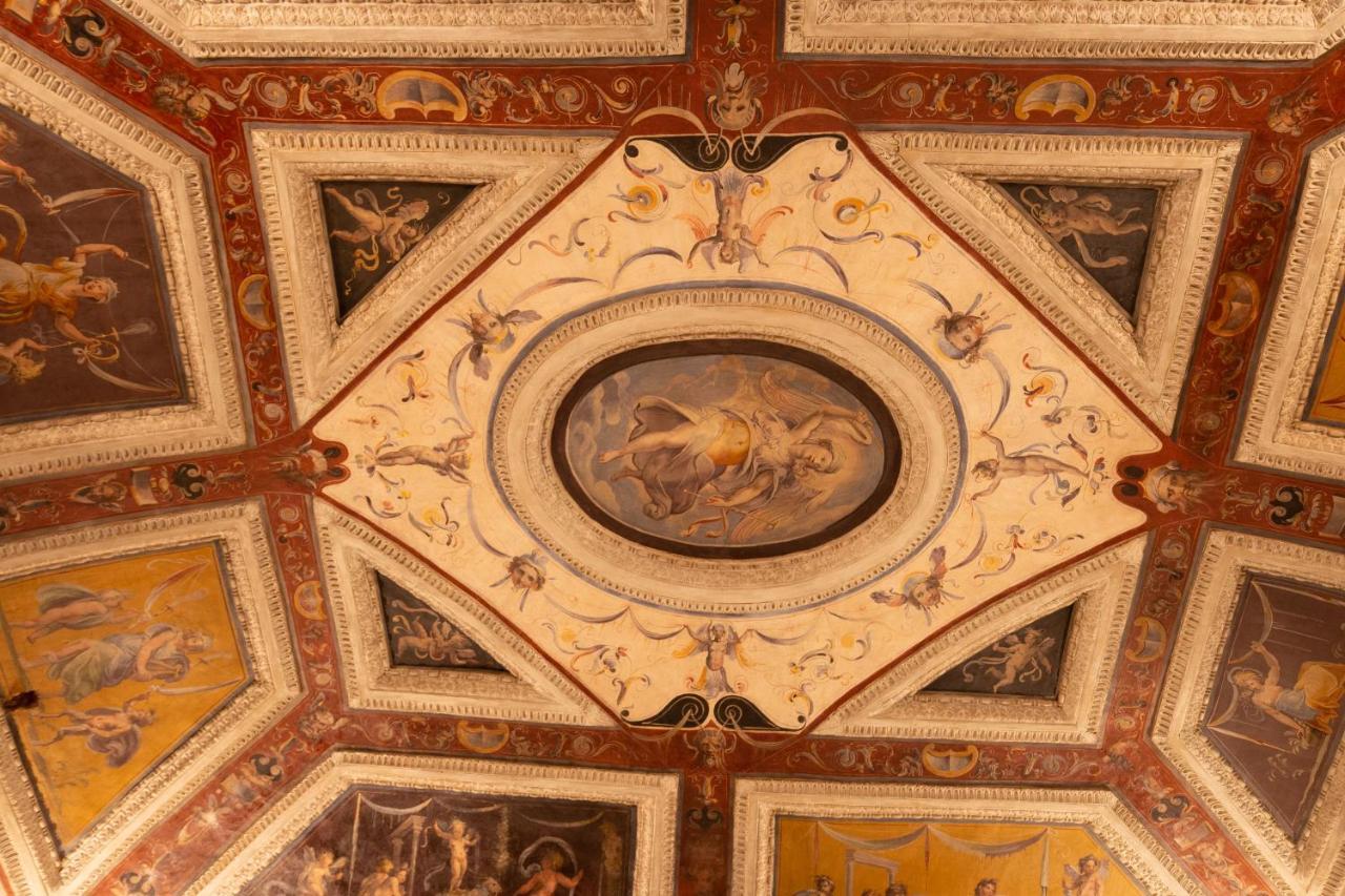 Apartment Luxury Frescoed In The Center
