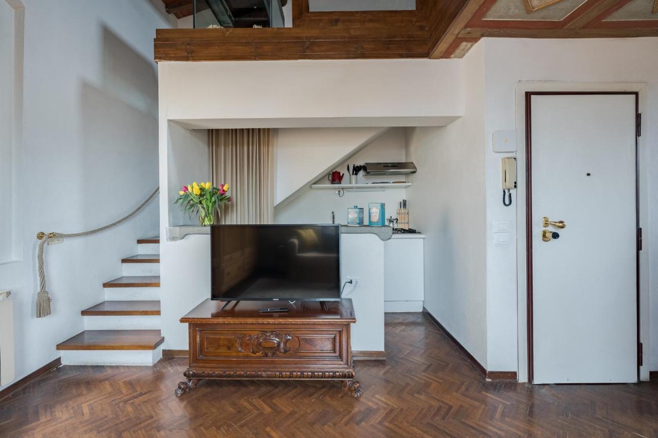 Charming Apartments: Historic Attic In Center