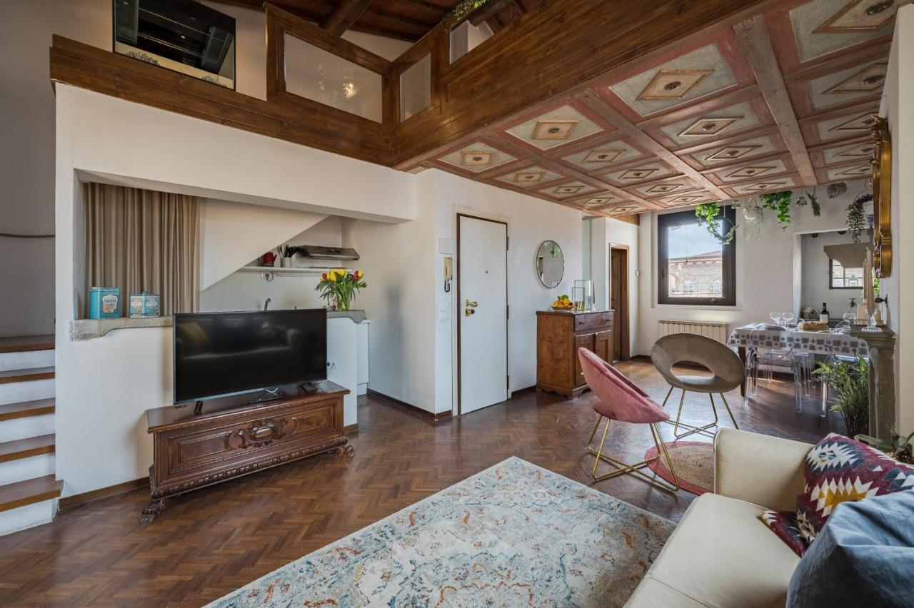 Via Lamberti, 3 - Charming - Charming And Historic 5th-floor Attic With Elevator In A Building At The Heart Of Vibrant Florence, Just A 2-minute Walk From Attractions Apartment *