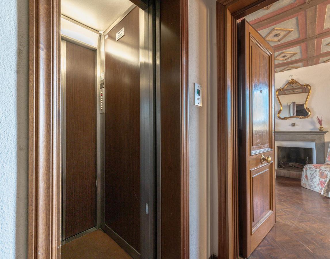 Apartment Via Lamberti, 3 - Charming - Charming And Historic 5th-floor Attic With Elevator In A Building At The Heart Of Vibrant Florence, Just A 2-minute Walk From Attractions *