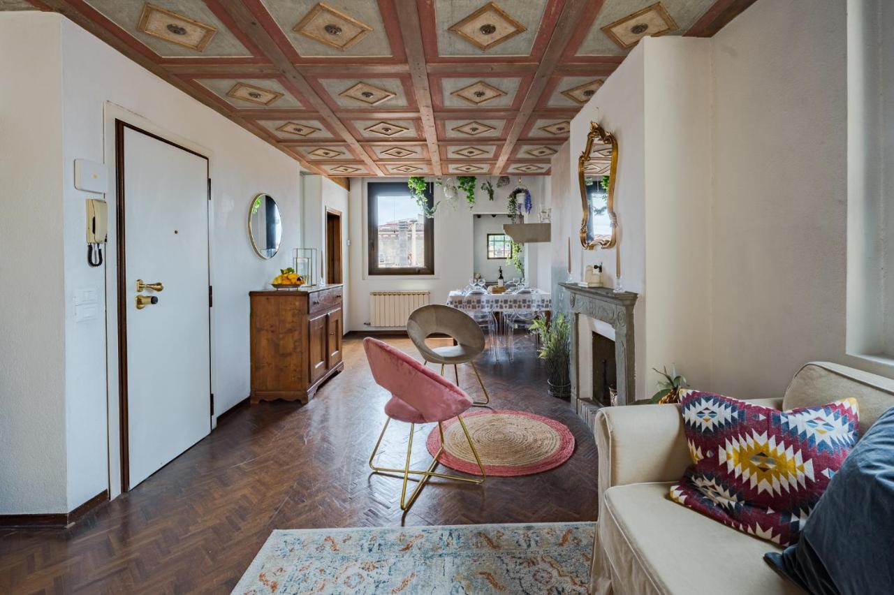 Via Lamberti, 3 - Charming - Charming And Historic 5th-floor Attic With Elevator In A Building At The Heart Of Vibrant Florence, Just A 2-minute Walk From Attractions Apartment