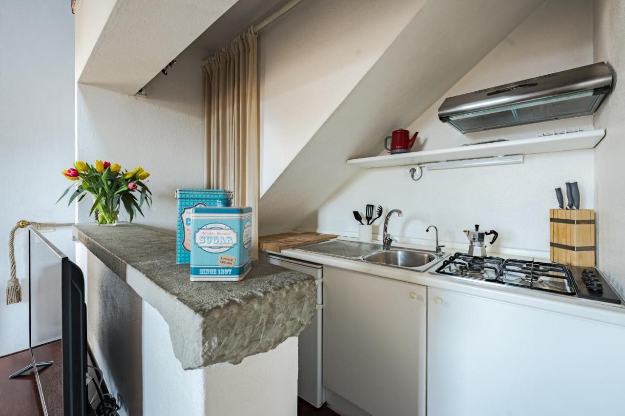 Apartment Via Lamberti, 3 - Charming - Charming And Historic 5th-floor Attic With Elevator In A Building At The Heart Of Vibrant Florence, Just A 2-minute Walk From Attractions Florenz