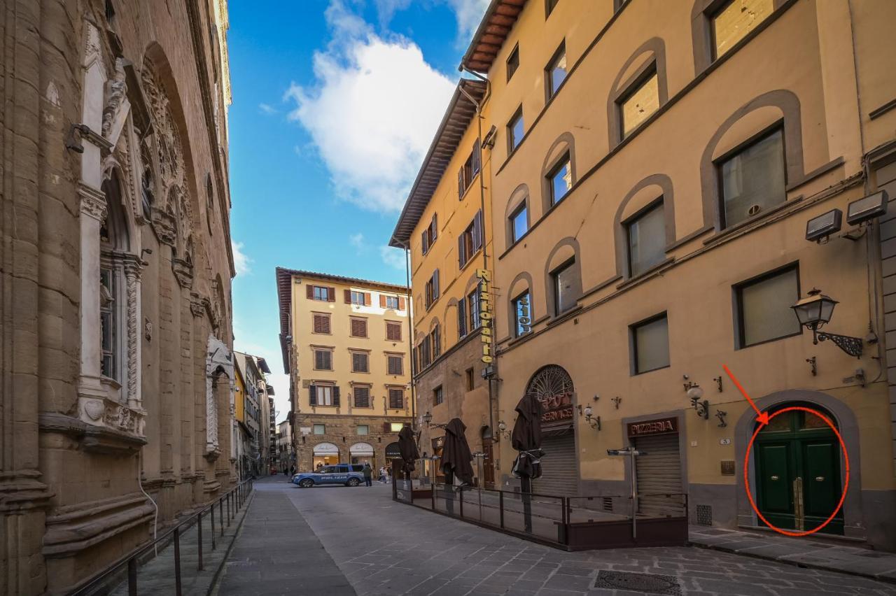 Apartment Via Lamberti, 3 - Charming - Charming And Historic 5th-floor Attic With Elevator In A Building At The Heart Of Vibrant Florence, Just A 2-minute Walk From Attractions Florenz