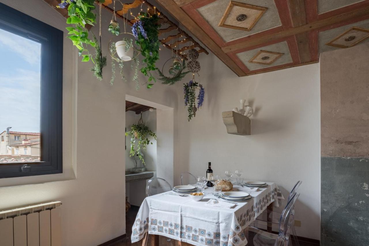Apartment Via Lamberti, 3 - Charming - Charming And Historic 5th-floor Attic With Elevator In A Building At The Heart Of Vibrant Florence, Just A 2-minute Walk From Attractions