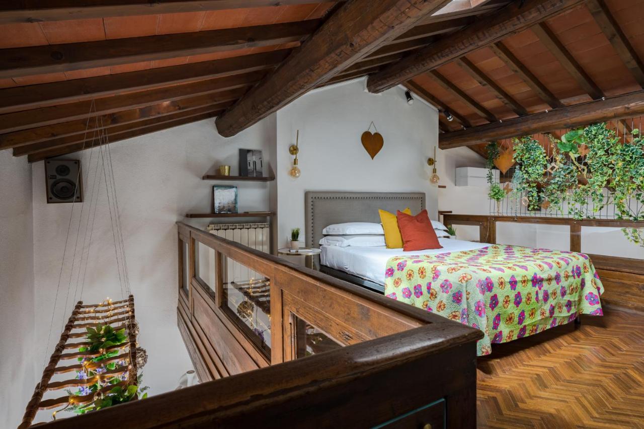 Charming Apartments: Historic Attic In Center