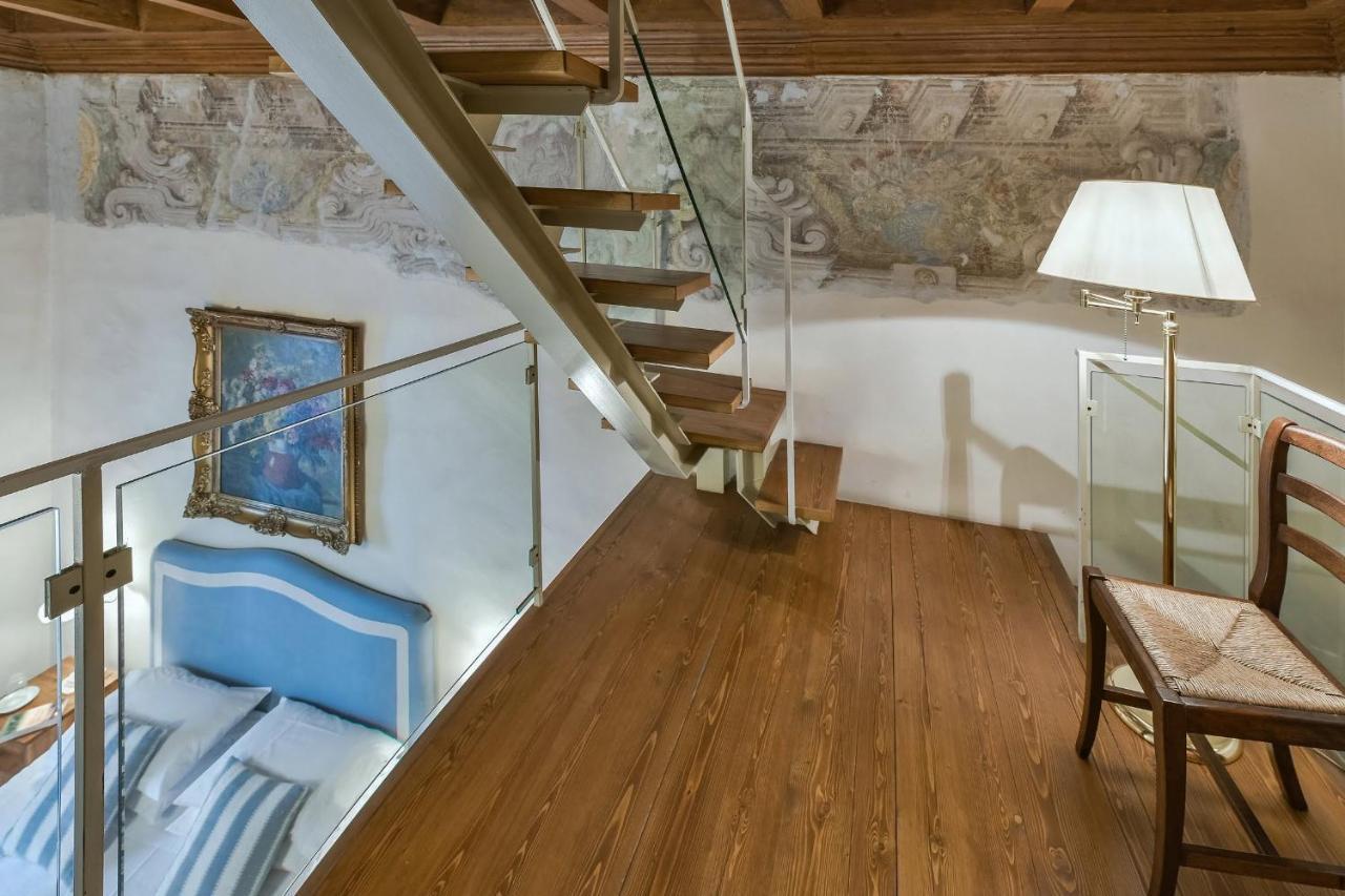 Tintoretto Frescoed Loft In The Oltrarno Appartement