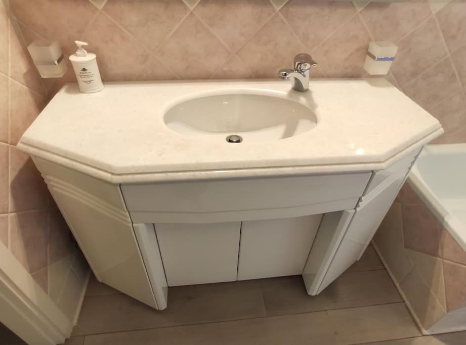Incantevole Con Parcheggio Gratuito Apartamento *