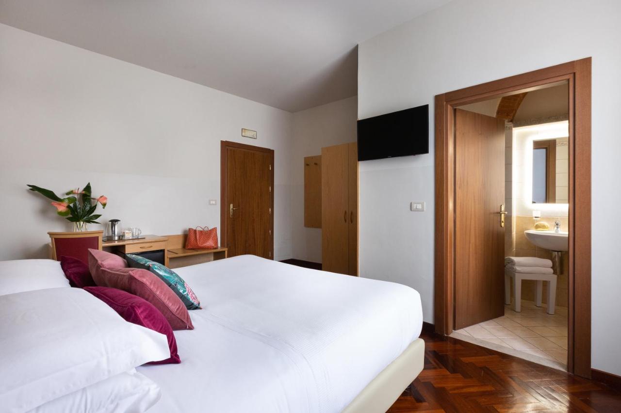 Aramis Deluxe Affittacamere 2*