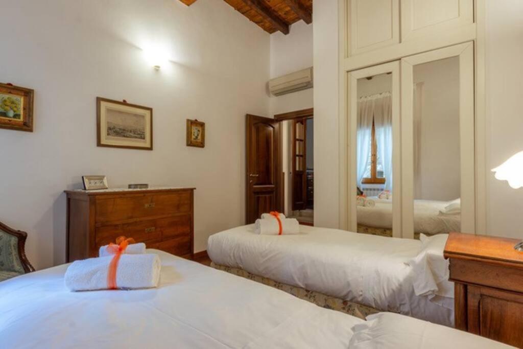 Elegant Ramaglianti Flat -santo Spirito District Apartment Florenz