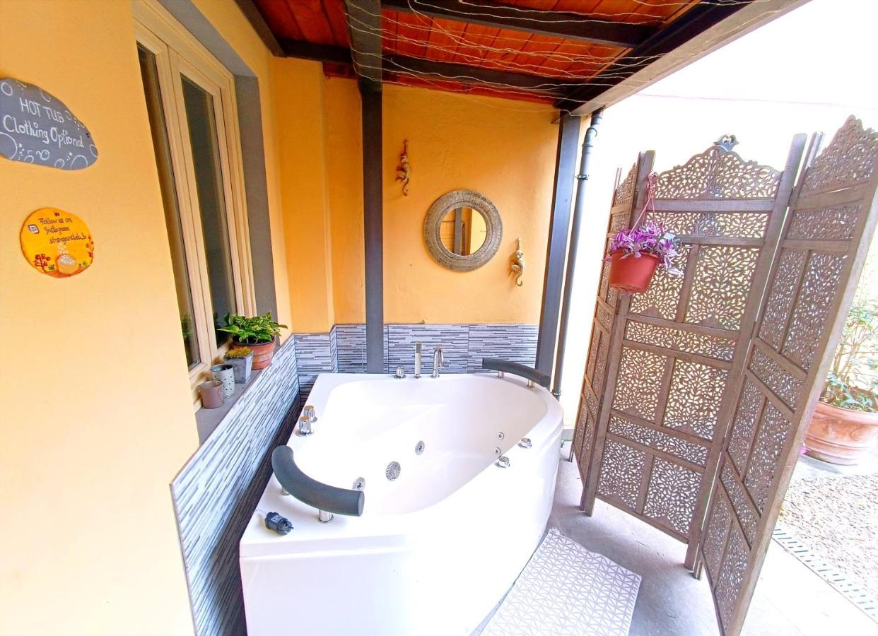 Nadia's Lovely - With Private Garden And Jacuzzi Appartement