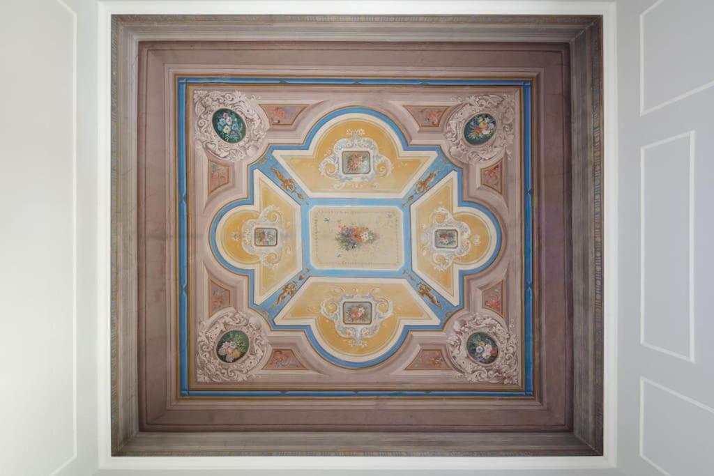 Elegant With Stunning Frescoed Ceilings Apartamento Florença