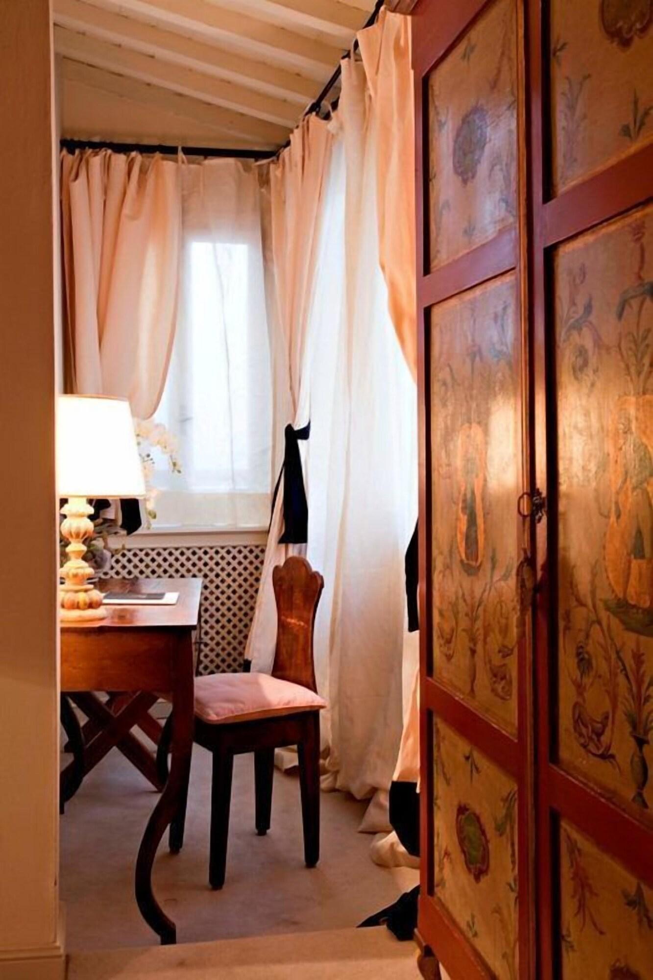 J And J Hotel 4*