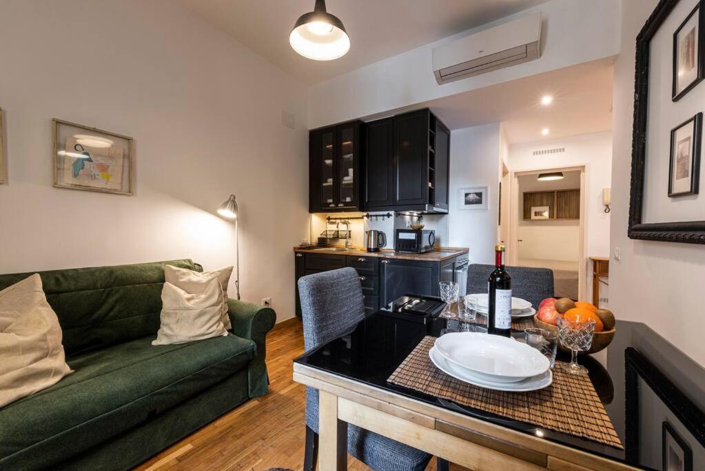 Wonderful Ponte Vecchio At A Breath. Apartment Florence