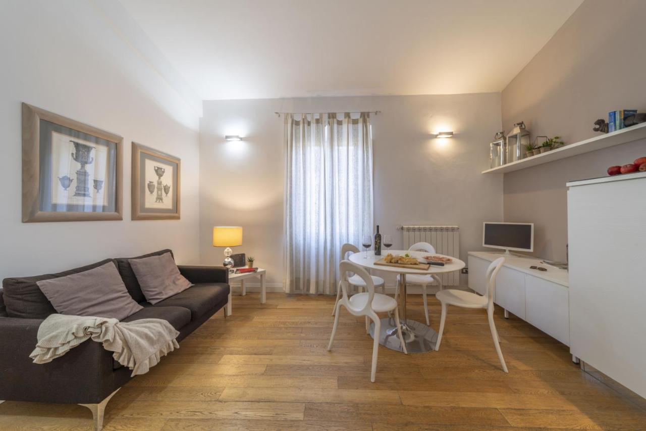 Bright Santa Croce Apartment *