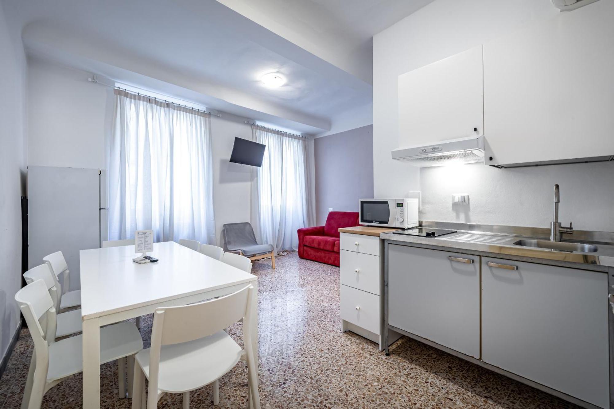 Yid Agnolo Three Bedroom In Apartment *