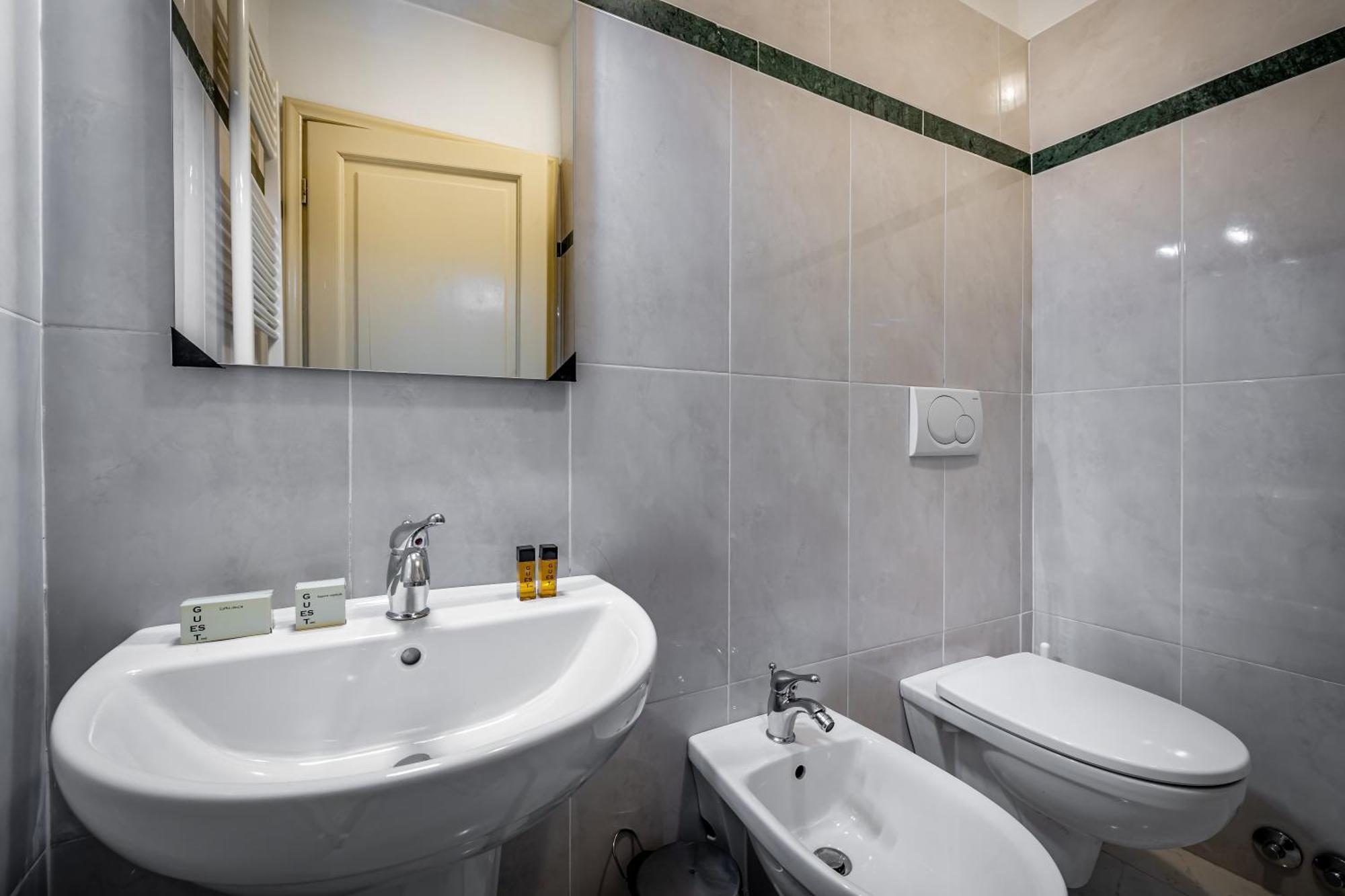 Yid Agnolo Three Bedroom In Apartment