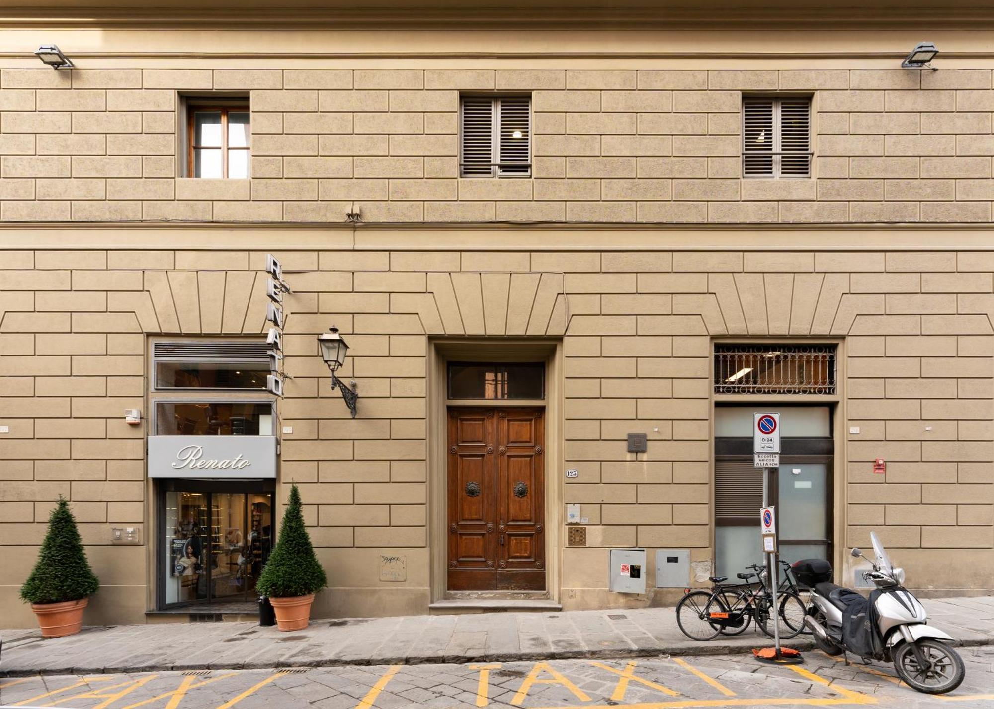 Apartment Via San Gallo 123 - Charming - Jungle House In Center Florence
