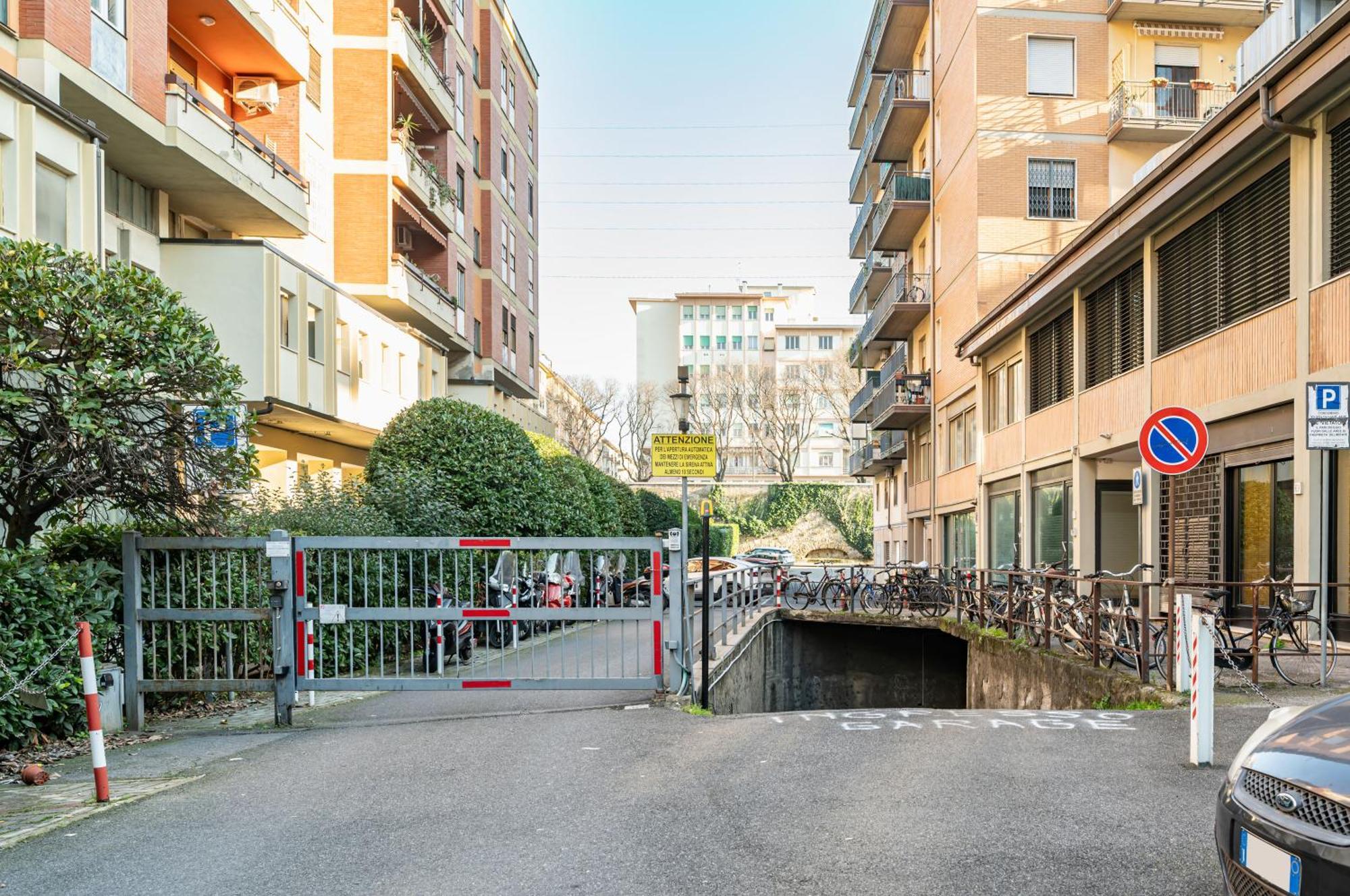 Visarno & Roomy Flat X6 With Parking Apartment