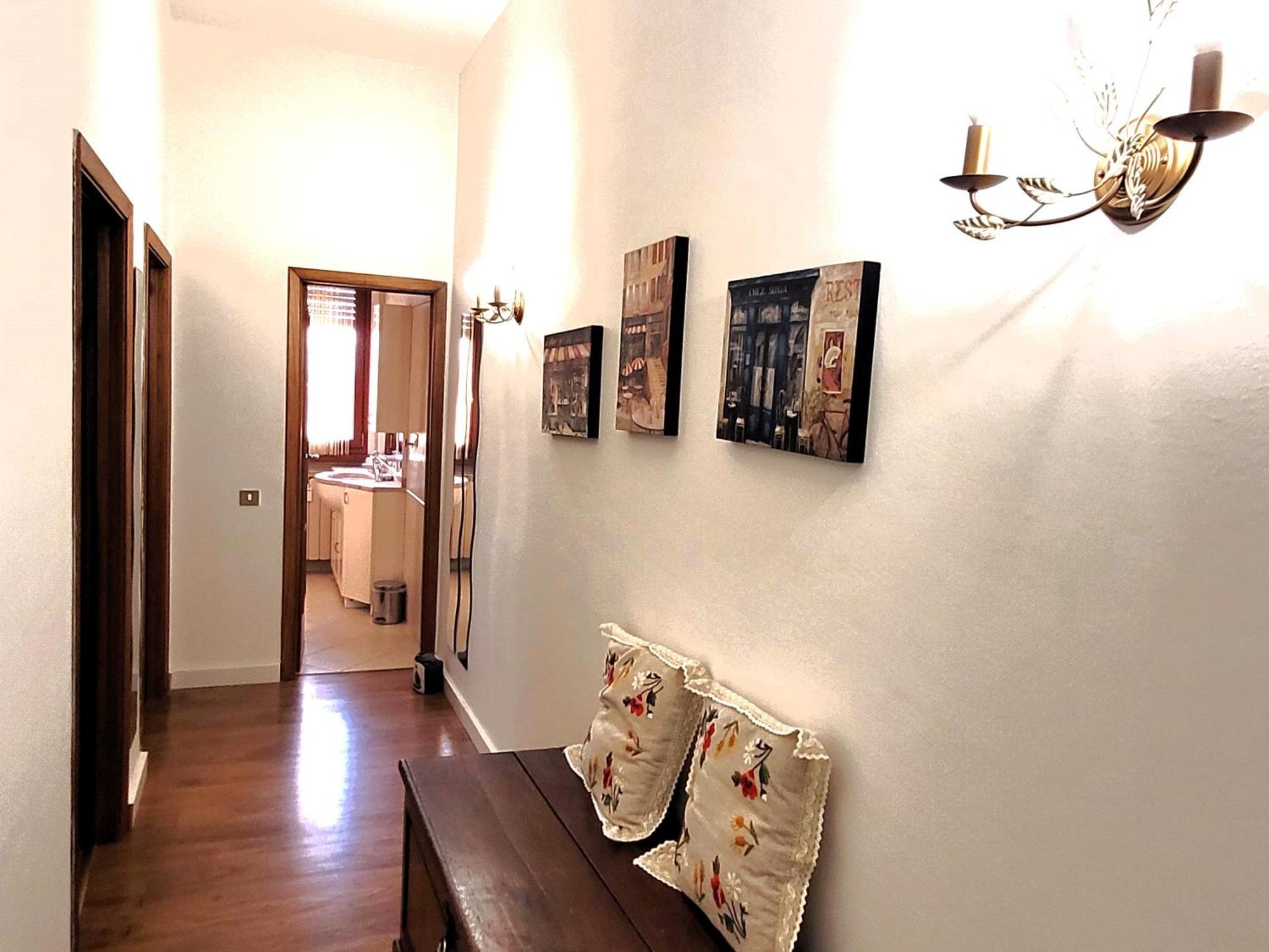 Apartment Away - Pape's Cozy Apartment, Near Airport - 14 Min From Center-10 Minutes Walk From The Baker Hughes Florence