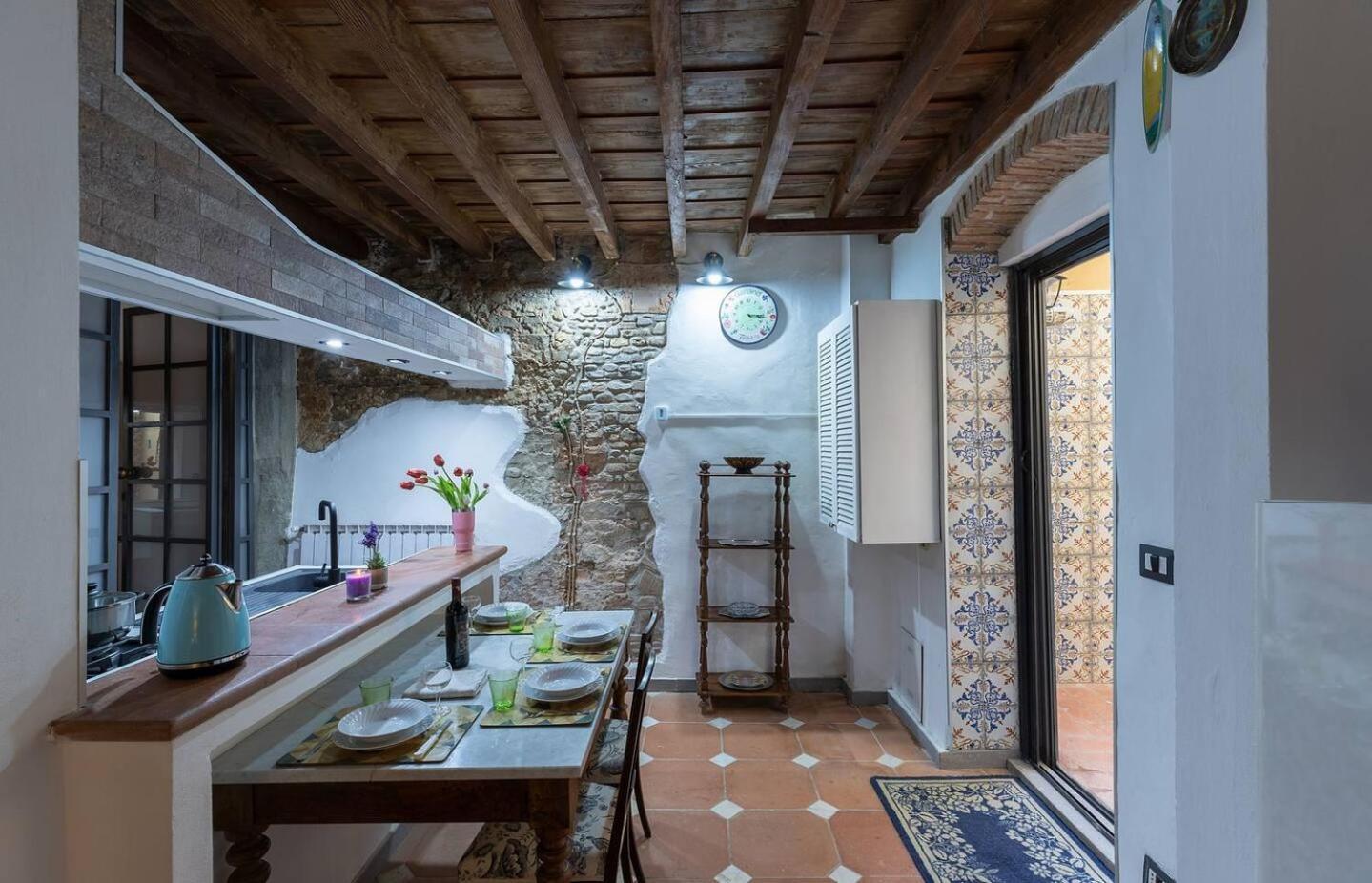 The Ancient Serragli Court Florenz