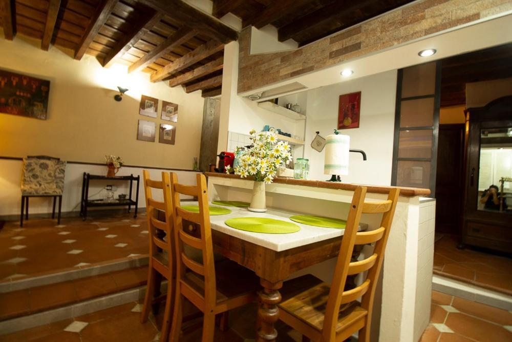 The Ancient Serragli Court Apartment Florenz