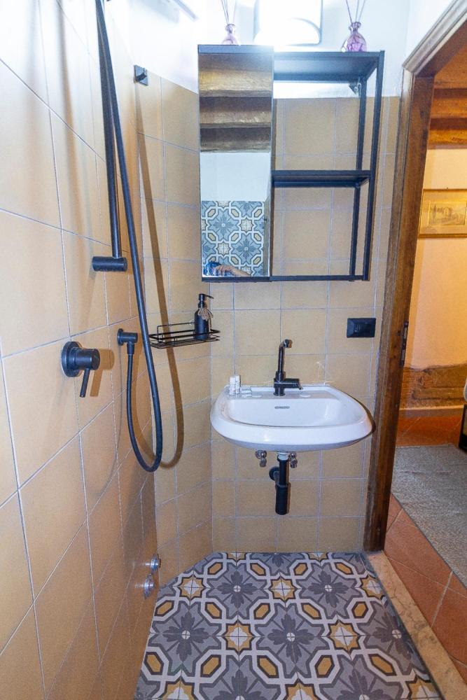 The Ancient Serragli Court Apartment Florenz