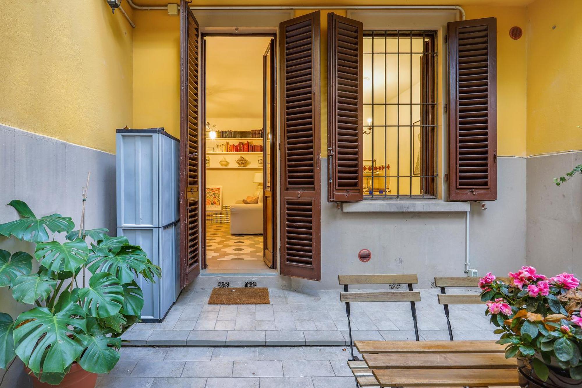 One-bedroom With Patio * Florenz