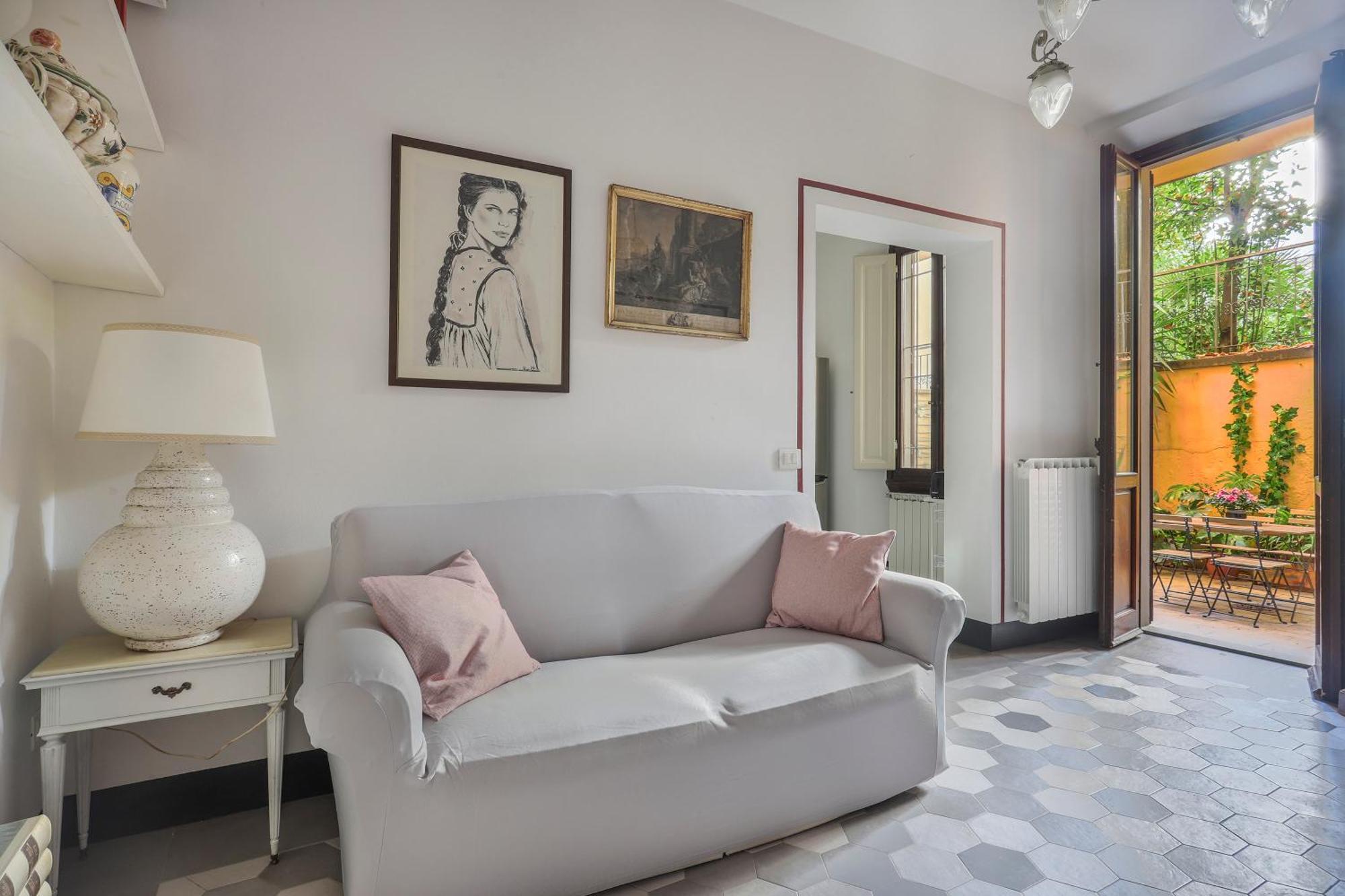 One-bedroom With Patio Apartment *