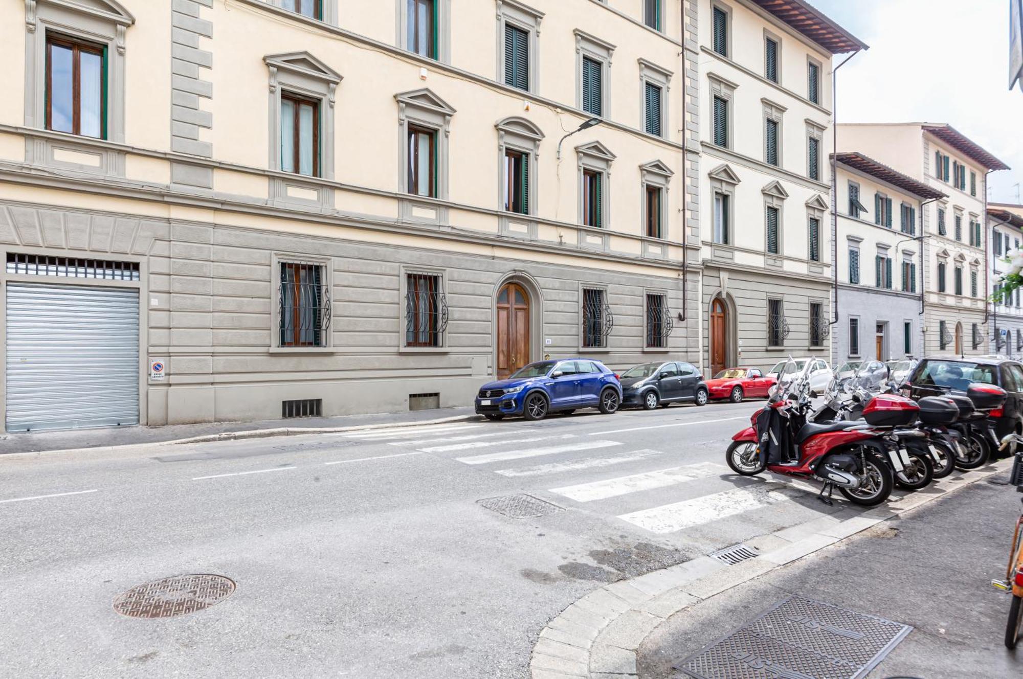 Stibbert & Statuto Elegant Flat With Balcony