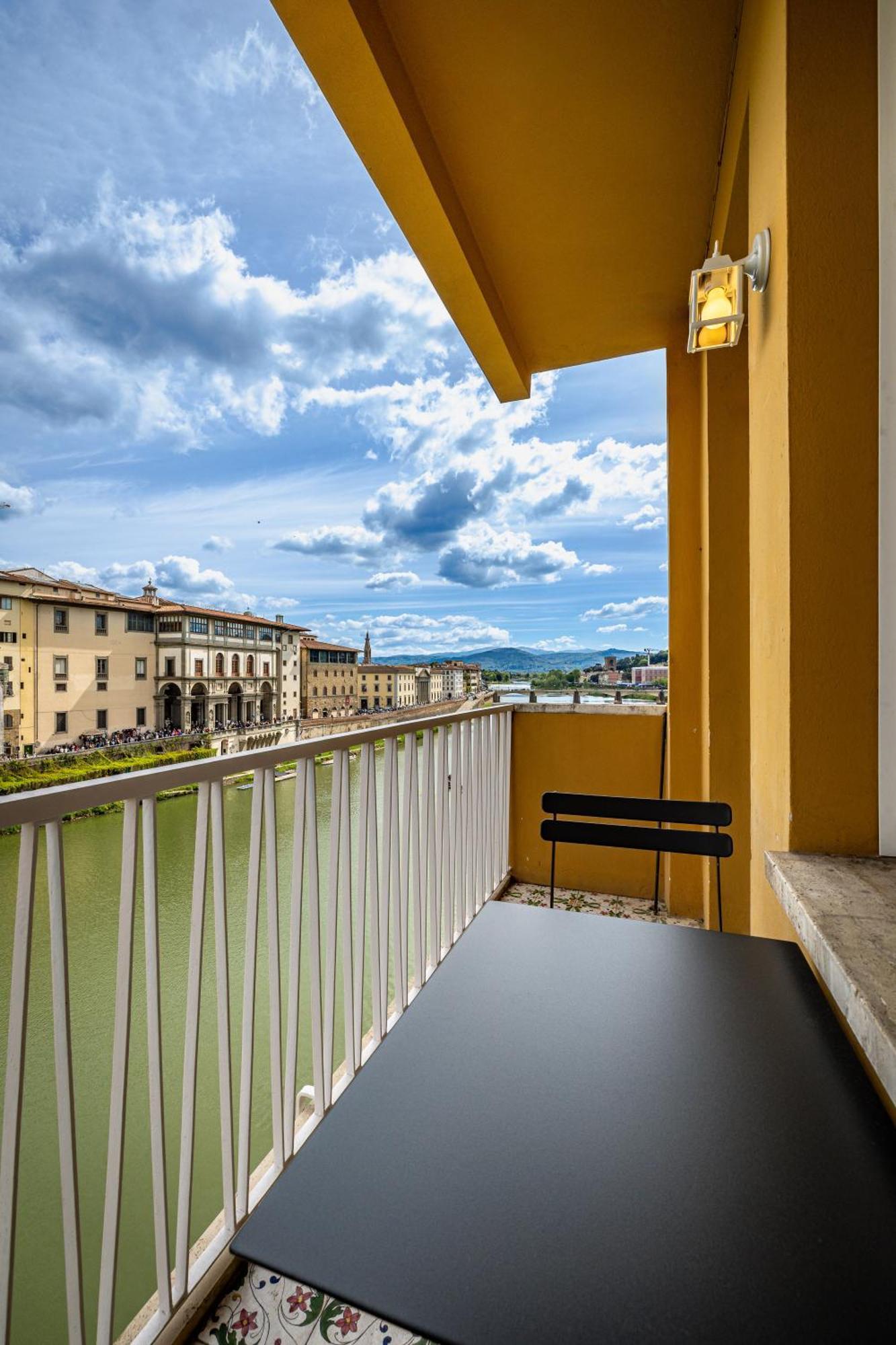 Apartment Yd Balcony On Pontevecchio View Florence
