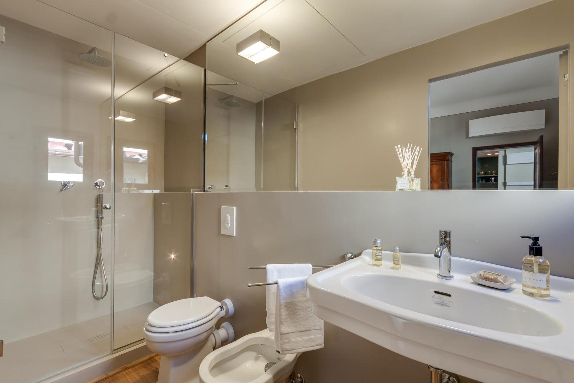 Accademia Frescoes Apartment