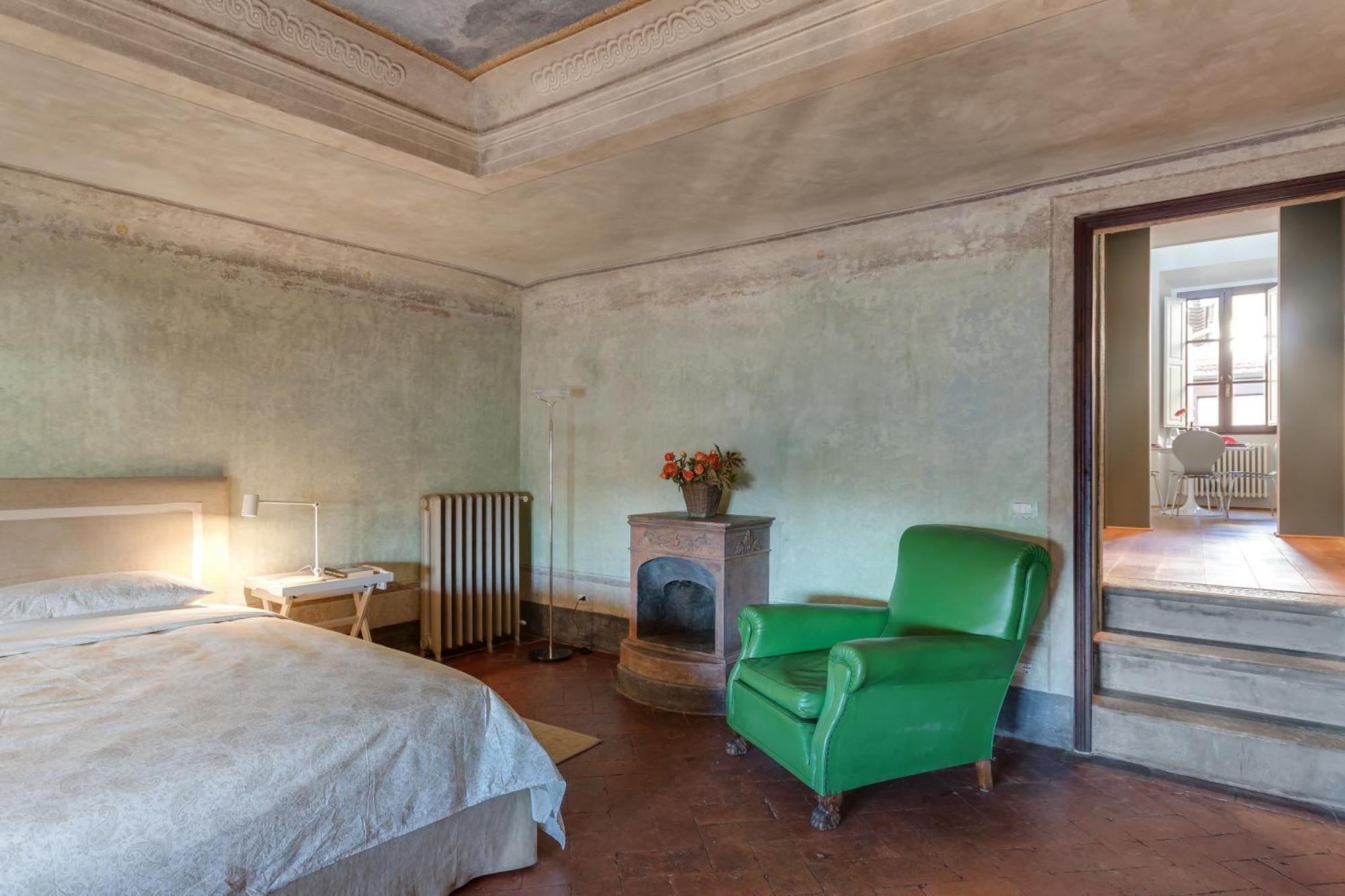 Accademia Frescoes Apartment