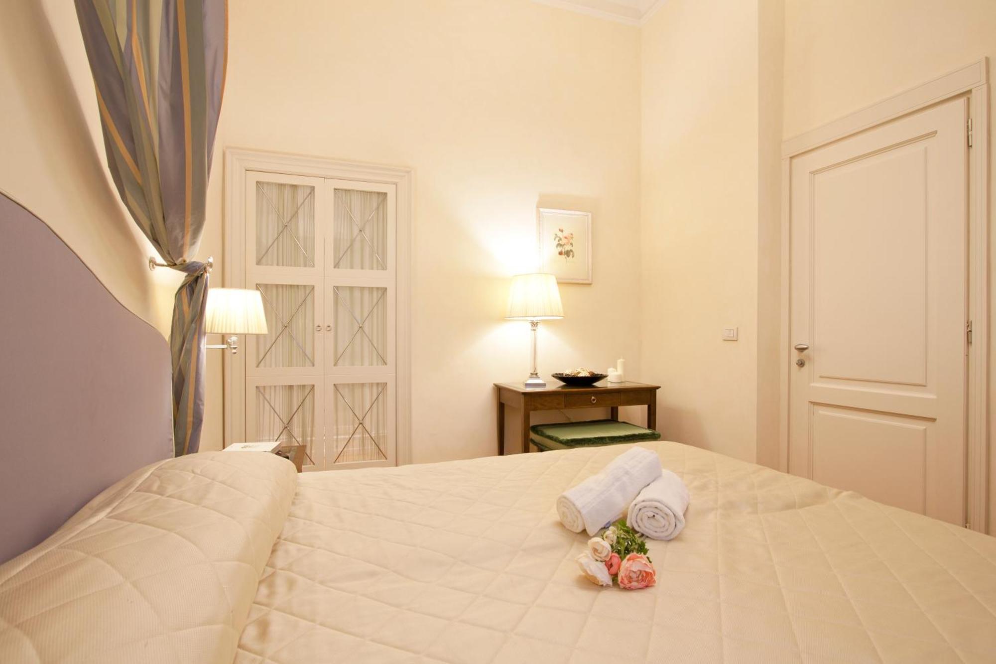 Serristori Palace 2*