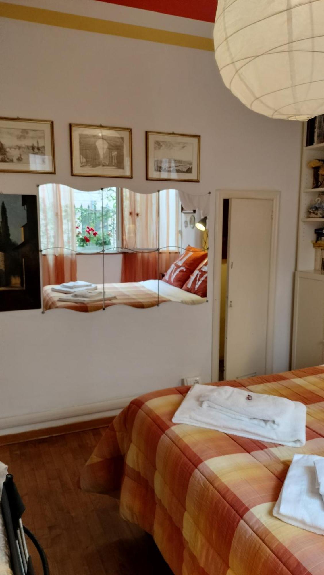 Bed & Breakfast Tre Gigli A Firenze, 5 Minutes From Station, Via Palazzuolo 55