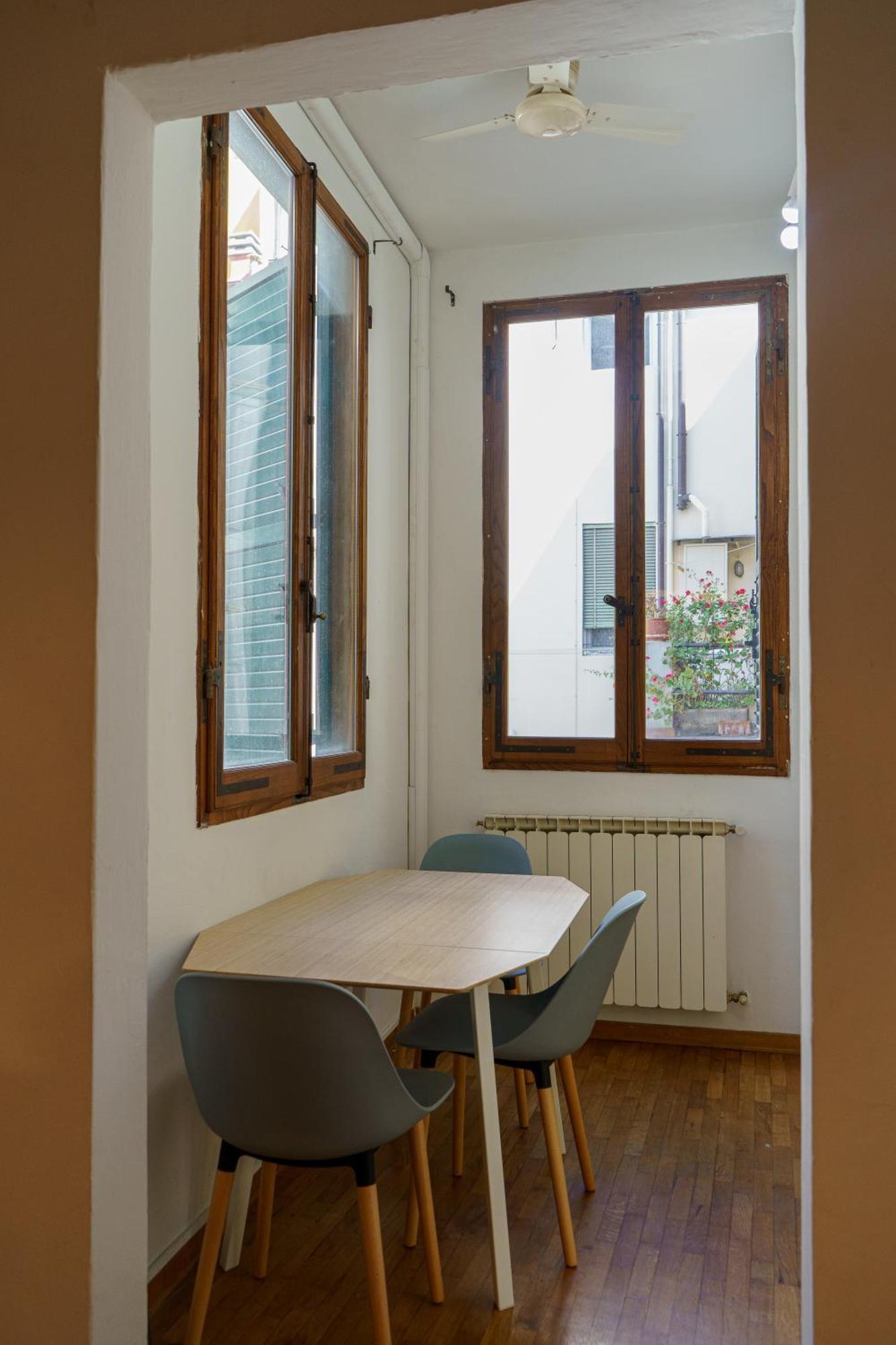 1 Bedroom In The Center Apartment *