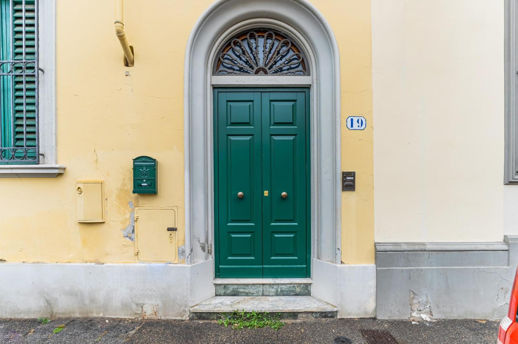Bright With Private Garden And Balcony Apartamento Florença