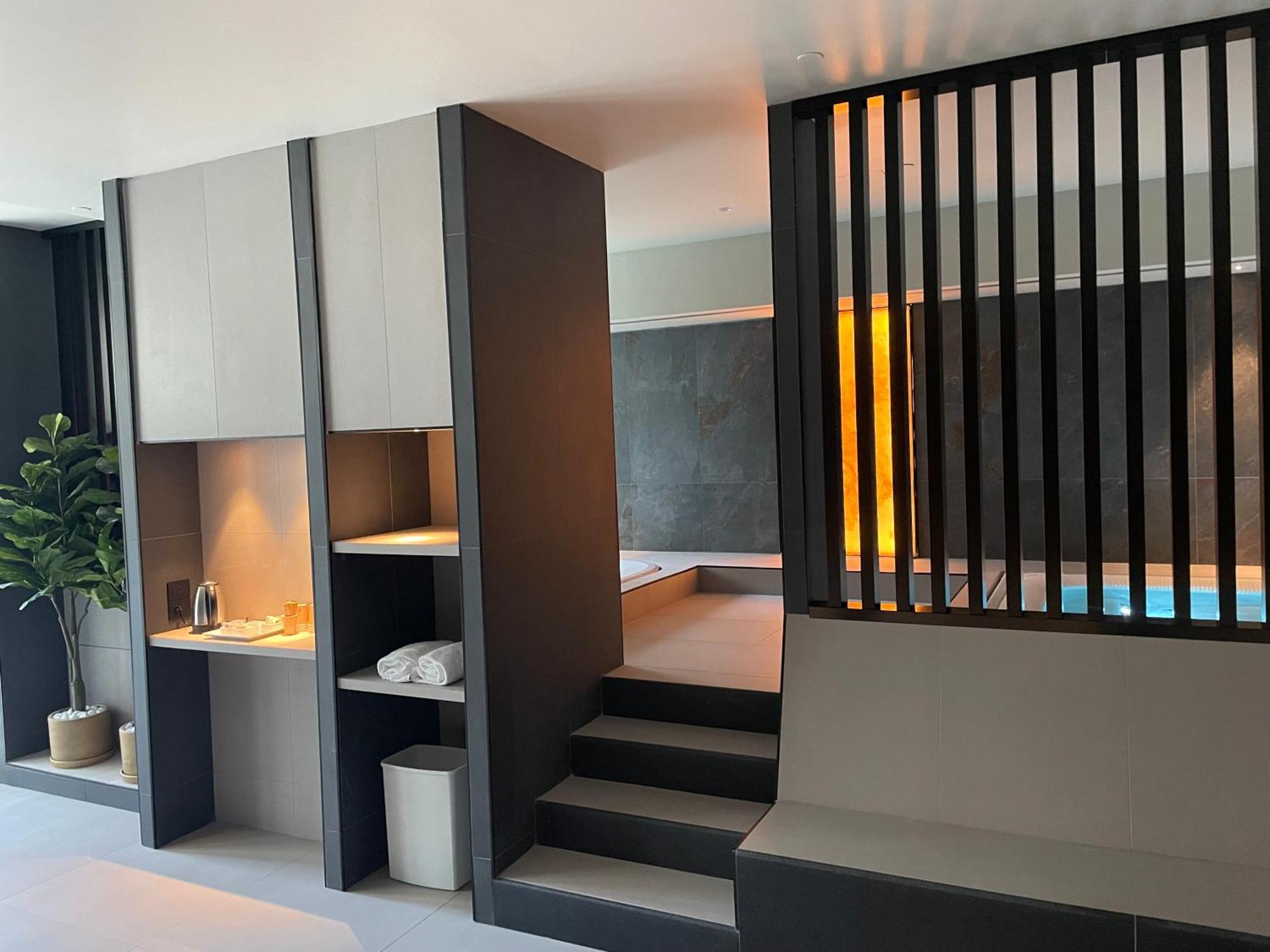 Hotel Mh & 4*