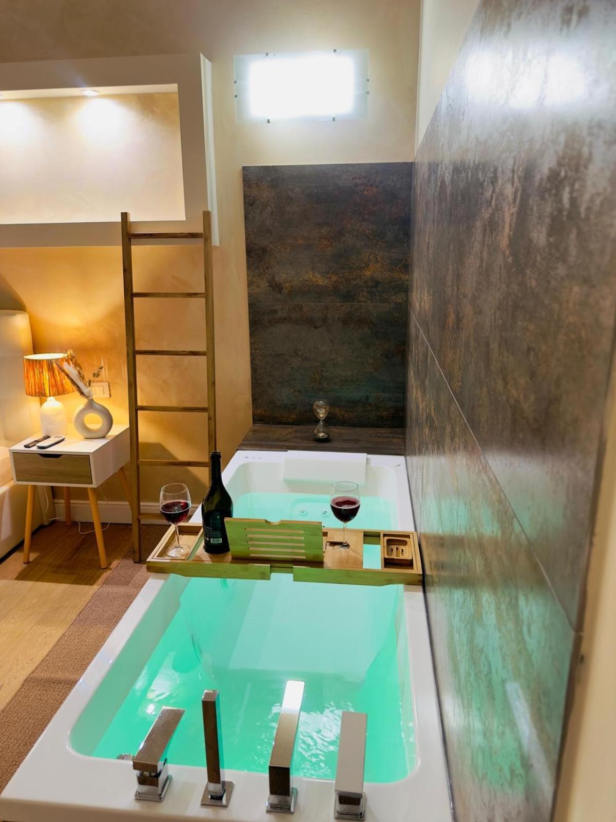Apartment Elegante Con Giardino Privato, Jacuzzi Nel Cuore Di