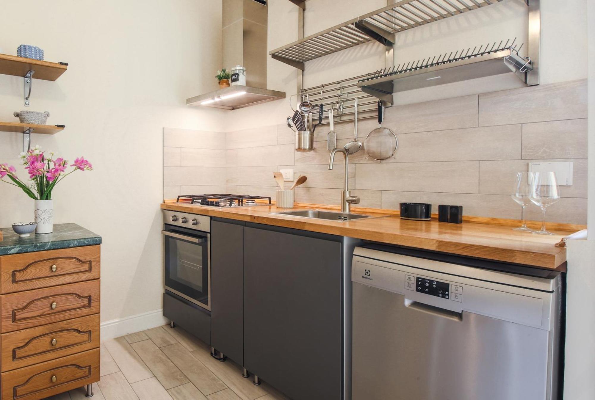 - Rosselli 3bdr With Balcony Appartement