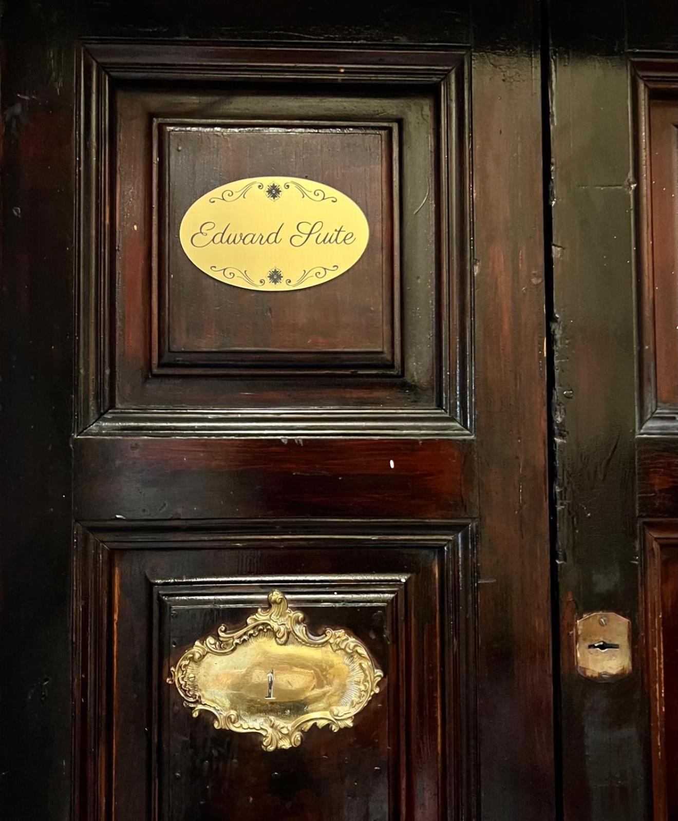 Edward Apartment *
