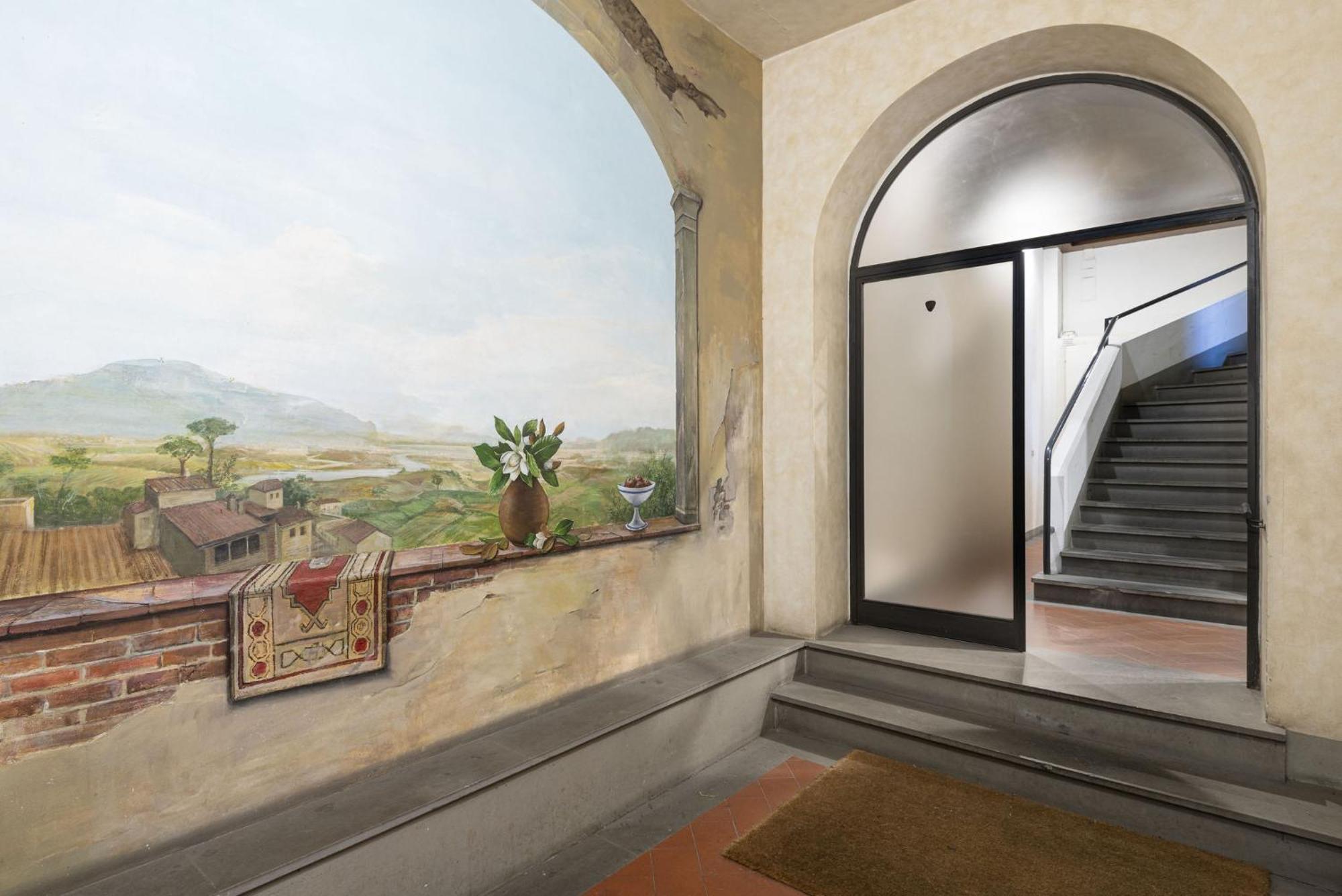 Apartment Signoria With Patio Florence