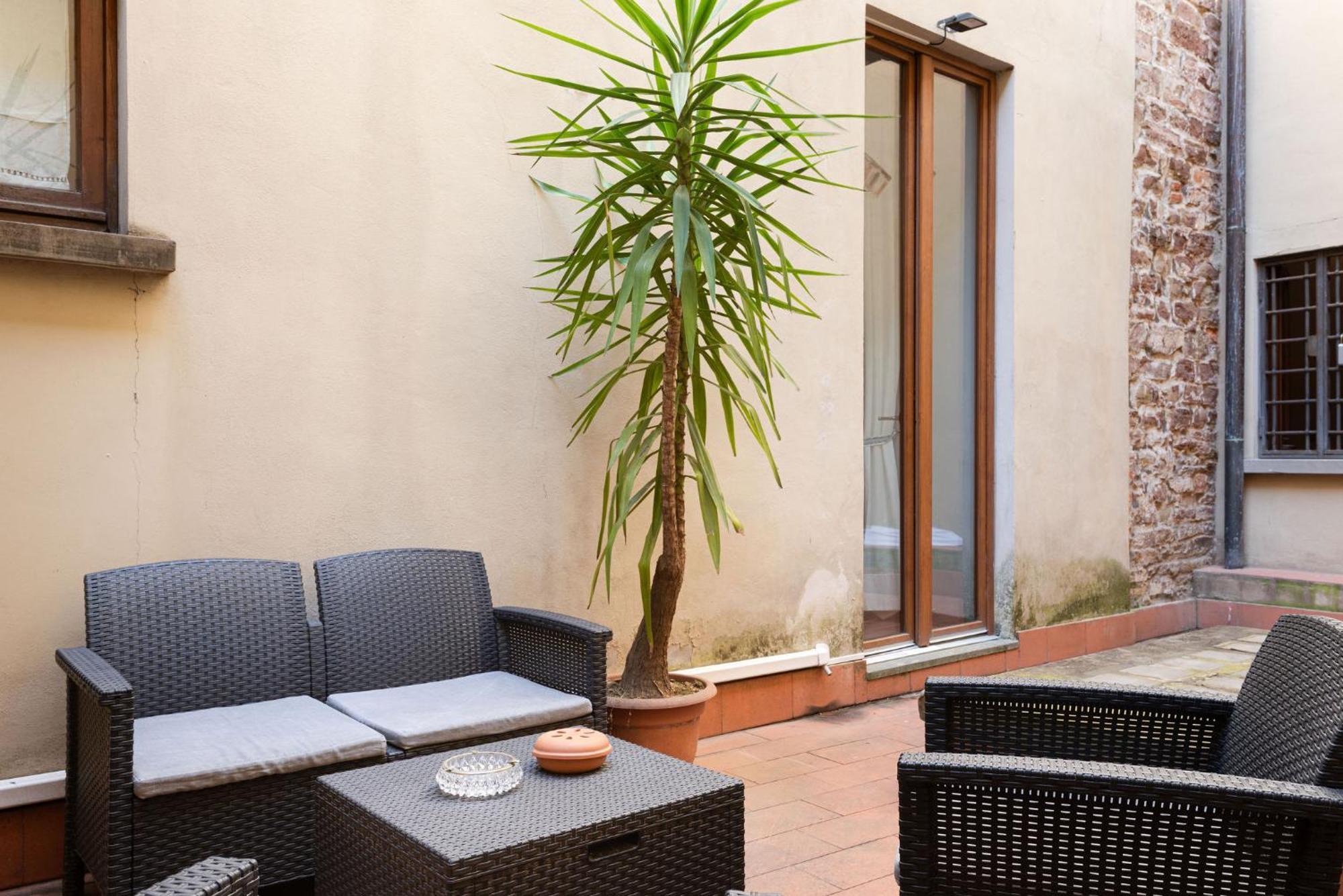 Signoria With Patio Apartment